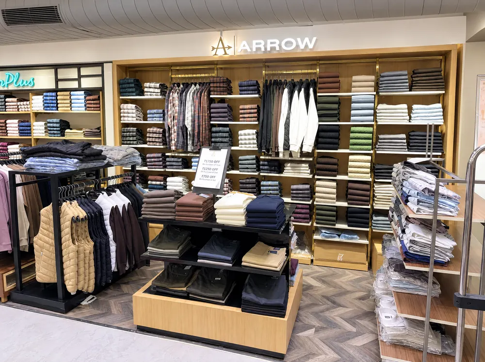 Arrow wall and display table, Wardrobe Mall Road, Amritsar